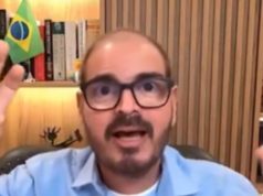 Rodrigo Constantino falando e gesticulando para a câmera, de óculos