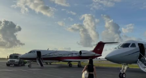 A consultora de viagem Olivia Ferney andando rumo a aviões