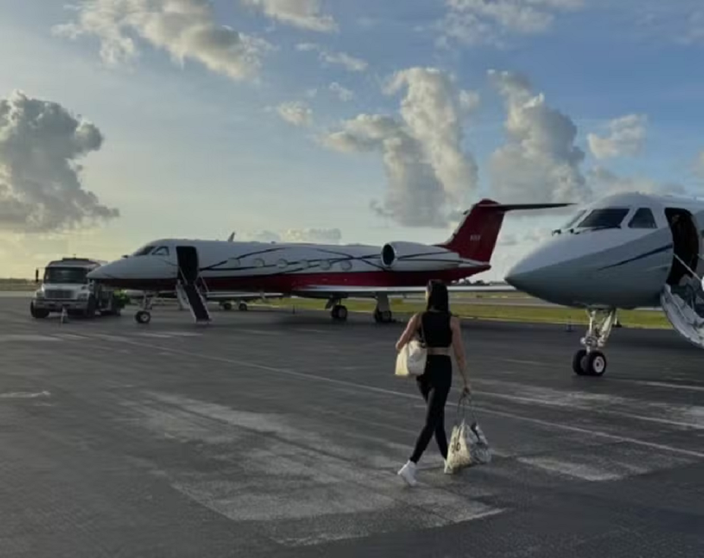 A consultora de viagem Olivia Ferney andando rumo a aviões