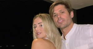 Marina Dolabella e Dado Dolabella posando sérios para foto, ambos de branco