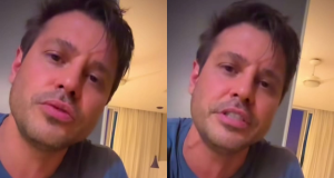 Montagem de duas fotos de Dado Dolabella de roupa azul falando para a câmera