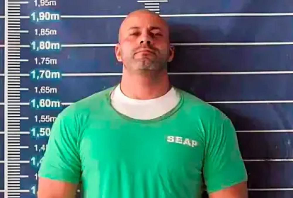 ex-deputado Daniel Silveira em foto na prisão, sério