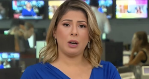 A jornalista Daniela Lima de cabelo solto e roupa azul, falando para a câmera