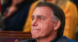 ex-presidente Jair Bolsonaro (PL) de perfil, chorando