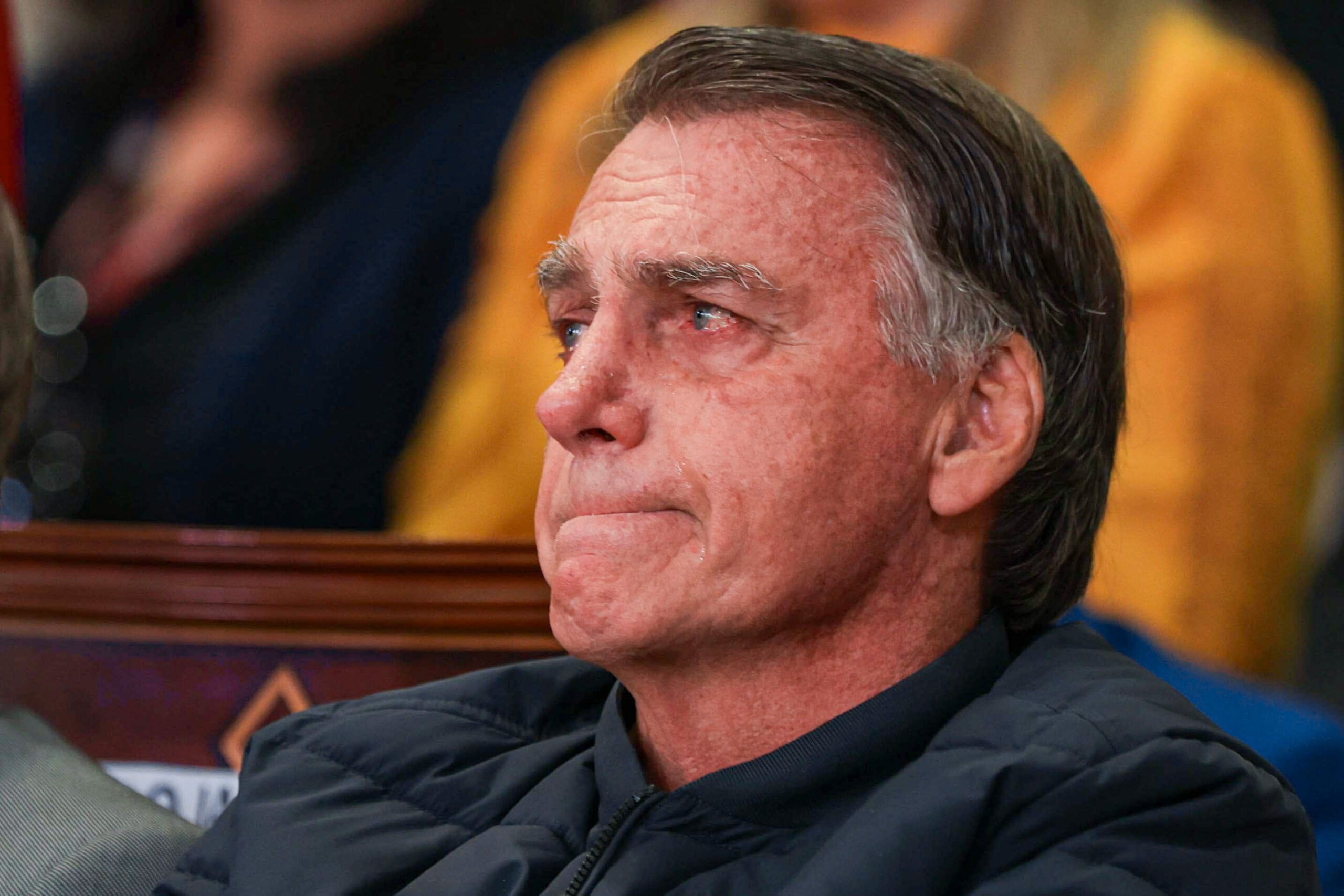 ex-presidente Jair Bolsonaro (PL) de perfil, chorando