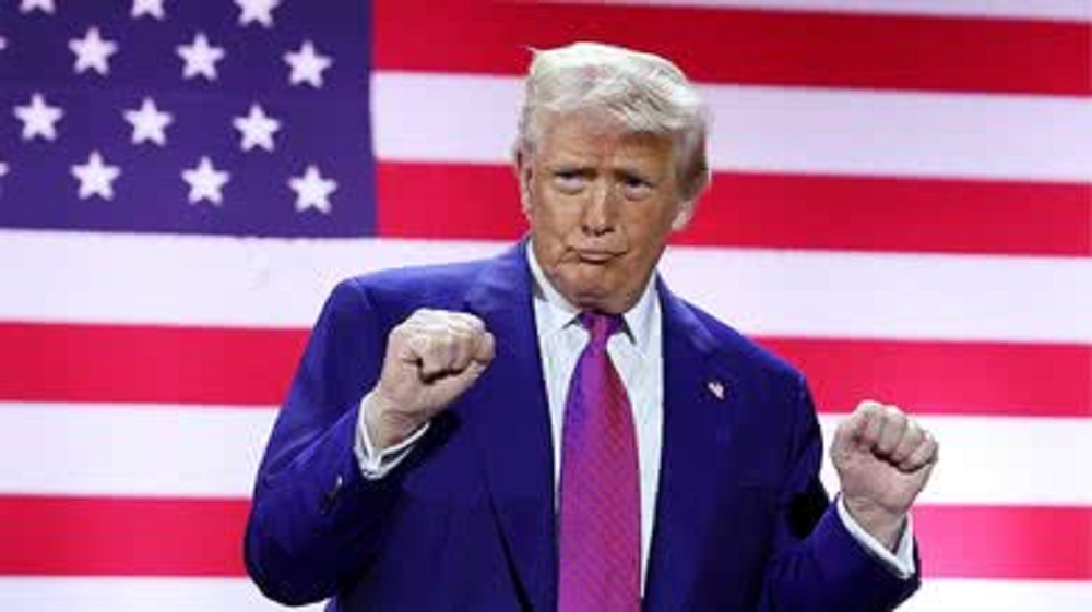 O presidente dos Estados Unidos, Donald Trump, gesticulando, sério, na frente de bandeira dos EUA