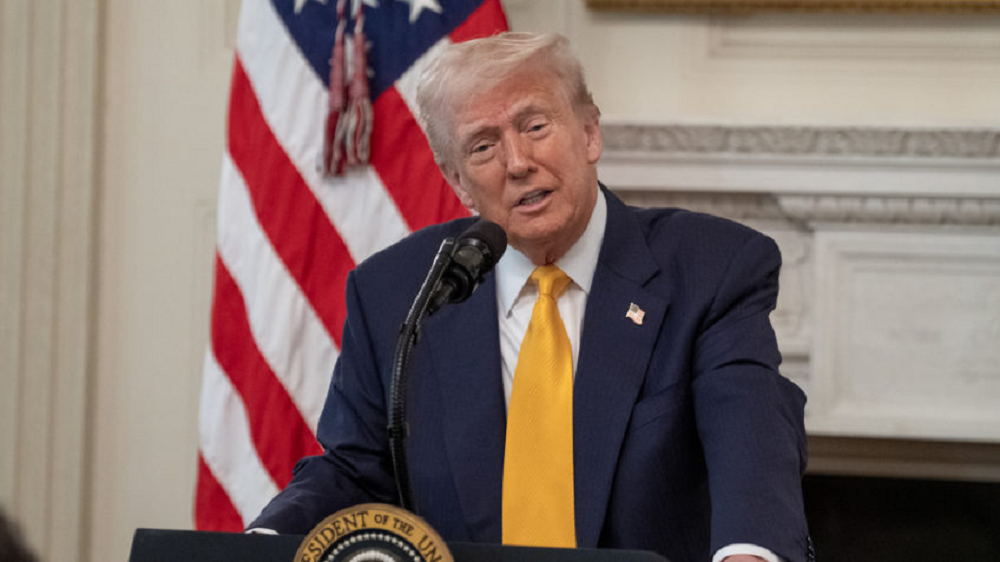 O presidente dos EUA, Donald Trump, falando em microfone com bandeira dos EUA no fundo