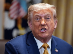 Donald Trump falando, sério