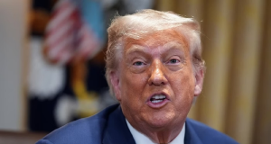Donald Trump falando, sério