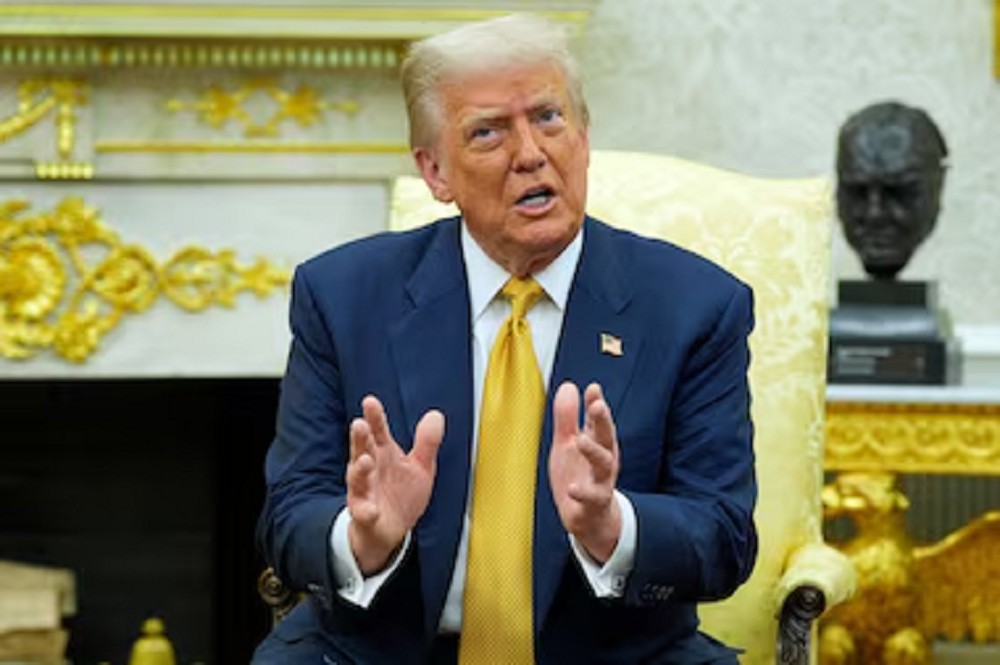 presidente Donald Trump falando e gesticulando