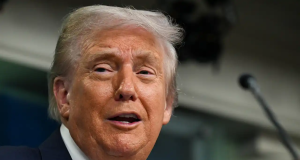 Donald Trump falando com expressão debochada