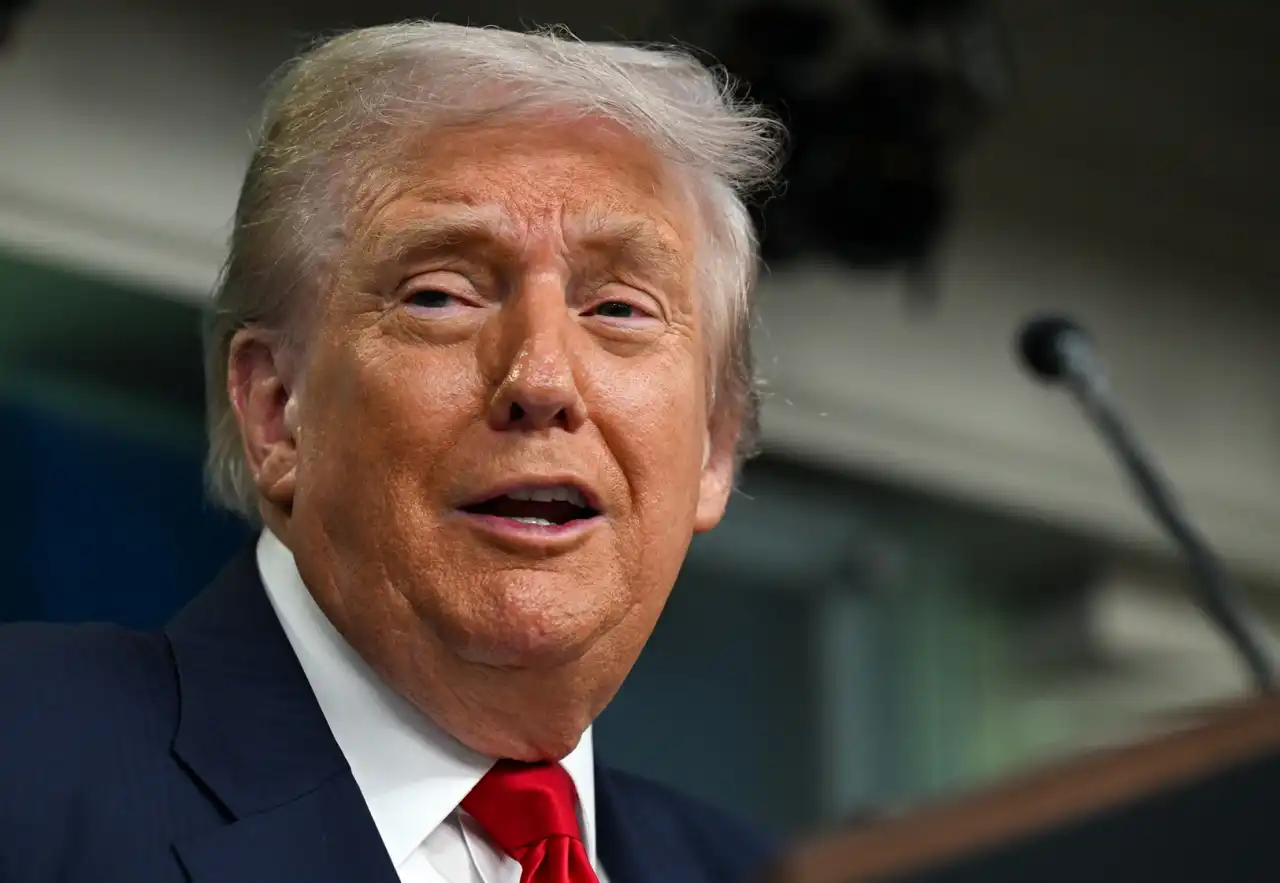 Donald Trump falando com expressão debochada