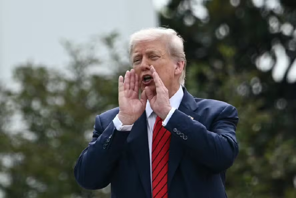 presidente dos Estados Unidos, Donald Trump, com as mãos próximas à boca, gritando, sem olhar para a câmera, sério