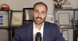 O deputado federal licenciado Eduardo Bolsonaro (PL-SP) falando para a câmera, sério