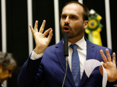 deputado federal Eduardo Bolsonaro (PL-SP) falando e gesticulando