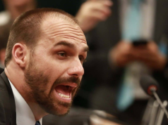 deputado federal Eduardo Bolsonaro (PL-SP) em close, de perfil, gritando