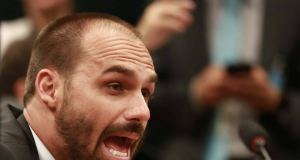 deputado federal Eduardo Bolsonaro (PL-SP) em close, de perfil, gritando