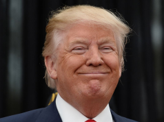 presidente dos Estados Unidos, Donald Trump, sorrindo, em close