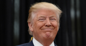 presidente dos Estados Unidos, Donald Trump, sorrindo, em close