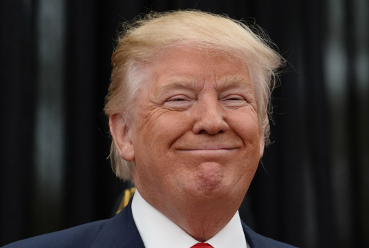 presidente dos Estados Unidos, Donald Trump, sorrindo, em close