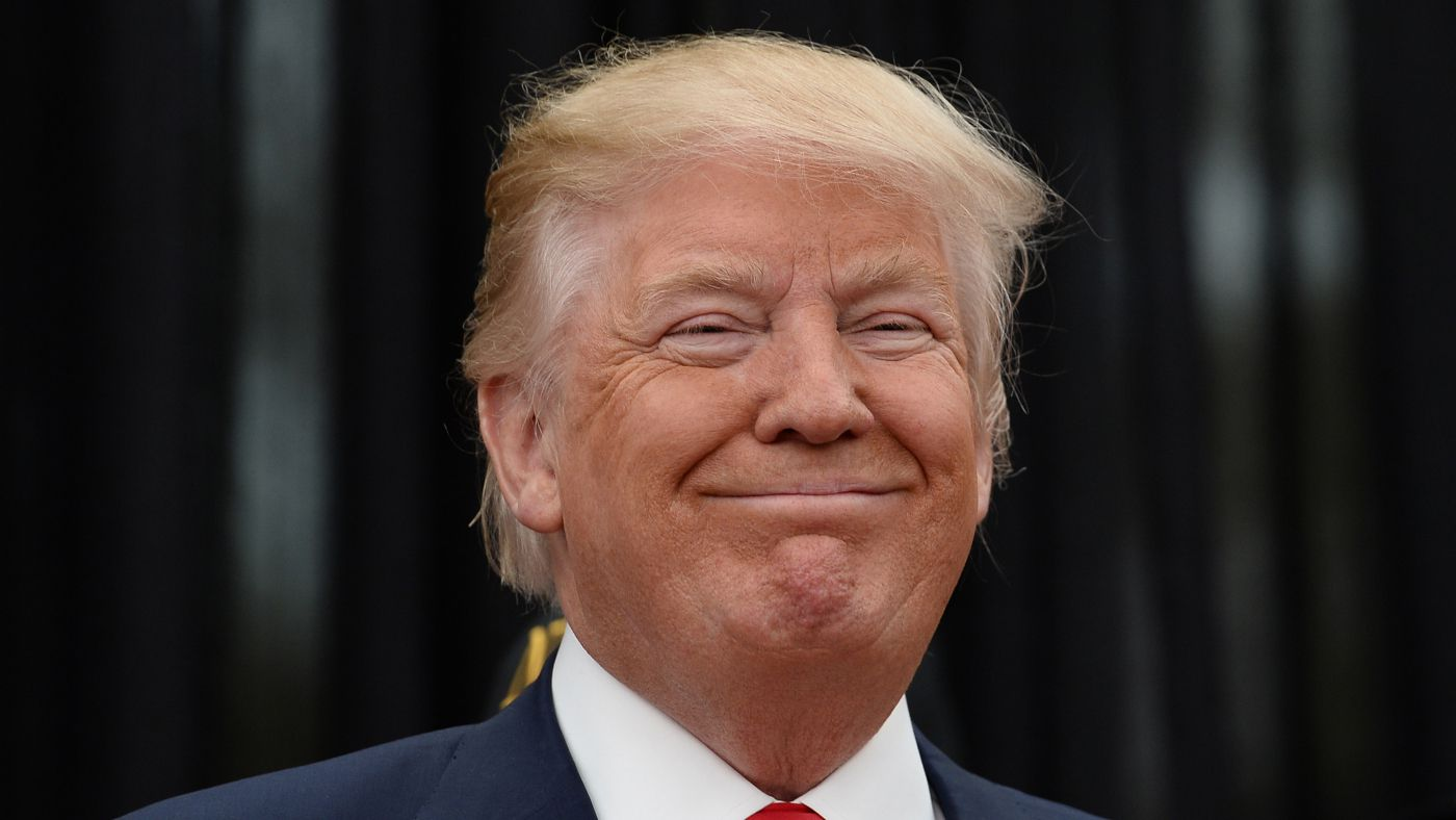 presidente dos Estados Unidos, Donald Trump, sorrindo, em close