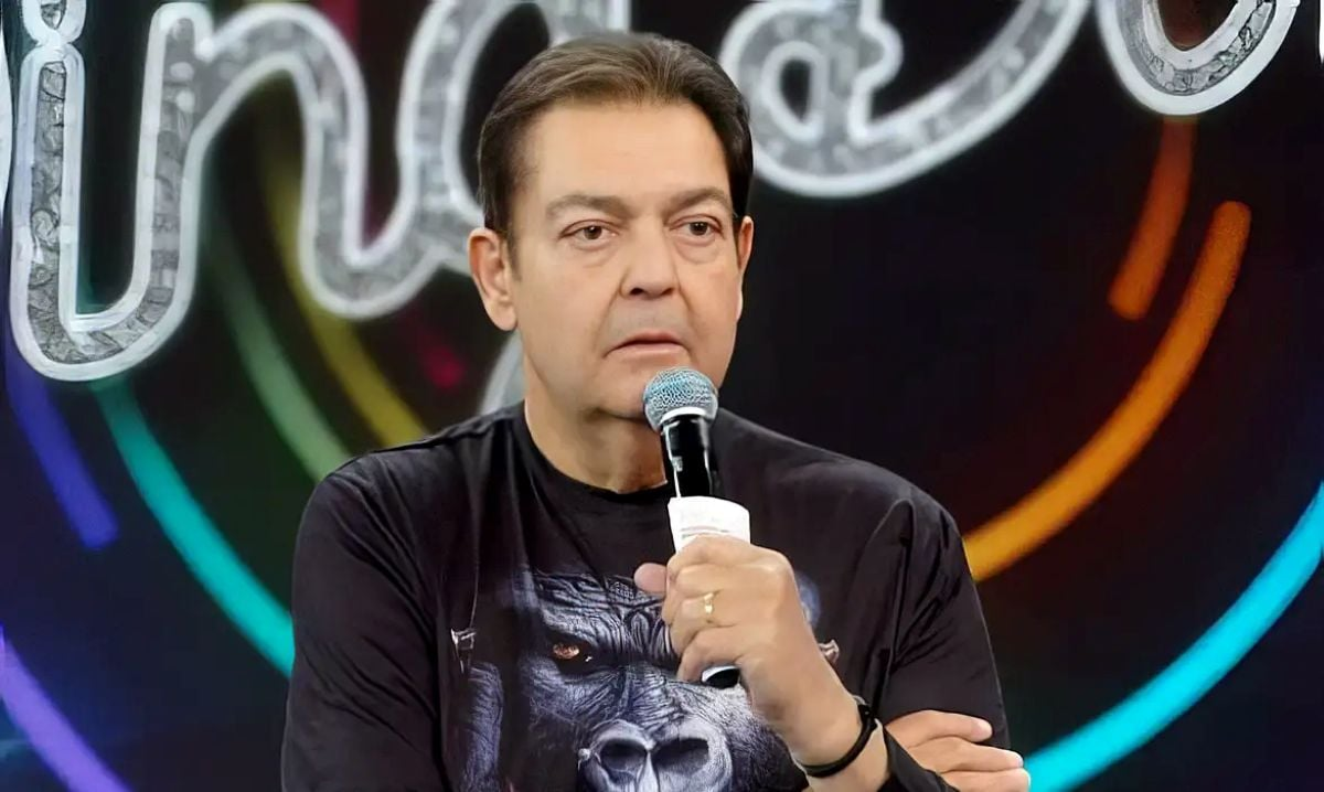 O apresentador Fausto Silva segurando microfone, com expressão incrédula
