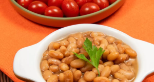 Tigela com feijão carioca e tomates cereja ao fundo