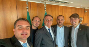 Jair Bolsonaro e os quatro filhos: Carlos, Flávio, Eduardo e Jair Renan