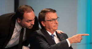 O vereador do Rio de Janeiro Carlos Bolsonaro (PL) e seu pai, o ex-presidente Jair Bolsonaro (PL)