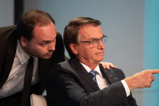 O vereador do Rio de Janeiro Carlos Bolsonaro (PL) e seu pai, o ex-presidente Jair Bolsonaro (PL)