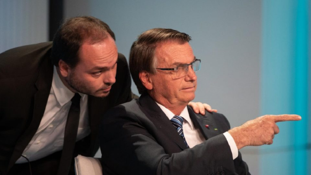 O vereador do Rio de Janeiro Carlos Bolsonaro (PL) e seu pai, o ex-presidente Jair Bolsonaro (PL)