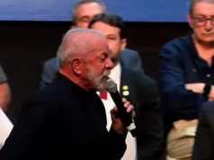 Presidente Lula falando em microfone e andando