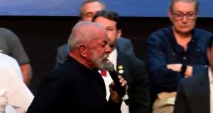 Presidente Lula falando em microfone e andando