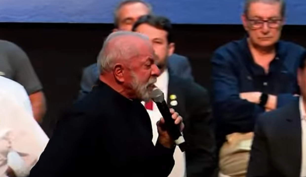 Presidente Lula falando em microfone e andando
