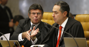 O ministro Luiz Fux e o presidente do Supremo Tribunal Federal (STF), Luís Roberto Barroso, sérios, lado a lado