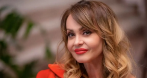 A atriz Gabriela Spanic posando olhando para a câmera, de roupa vermelha e cabelo solto