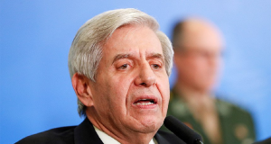 General Augusto Heleno falando, sério