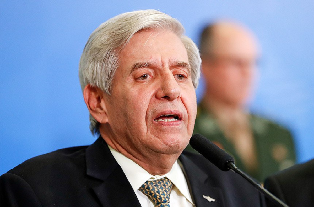 General Augusto Heleno falando, sério