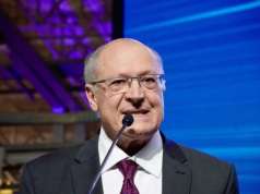 O vice-presidente Geraldo Alckmin (PSB) falando em microfone
