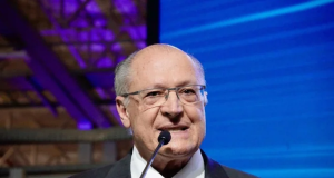 O vice-presidente Geraldo Alckmin (PSB) falando em microfone