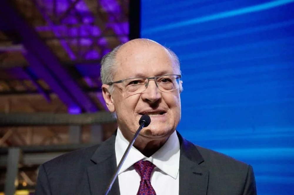 O vice-presidente Geraldo Alckmin (PSB) falando em microfone
