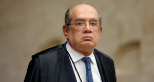 O ministro Gilmar Mendes, do Supremo Tribunal Federal (STF), com expressão séria e óculos