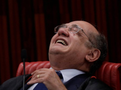O ministro Gilmar Mendes, do STF (Supremo Tribunal Federal), rindo, de óculos