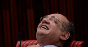 O ministro Gilmar Mendes, do STF (Supremo Tribunal Federal), rindo, de óculos