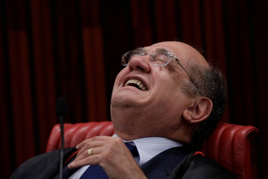 O ministro Gilmar Mendes, do STF (Supremo Tribunal Federal), rindo, de óculos