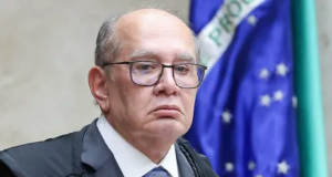 Gilmar Mendes sério, de óculos
