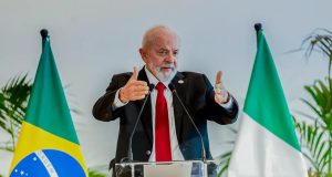 presidente Luiz Inácio Lula da Silva (PT) fazendo joia com as mãos e falando
