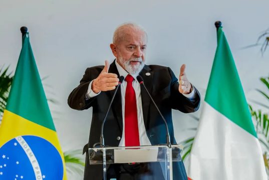 presidente Luiz Inácio Lula da Silva (PT) fazendo joia com as mãos e falando