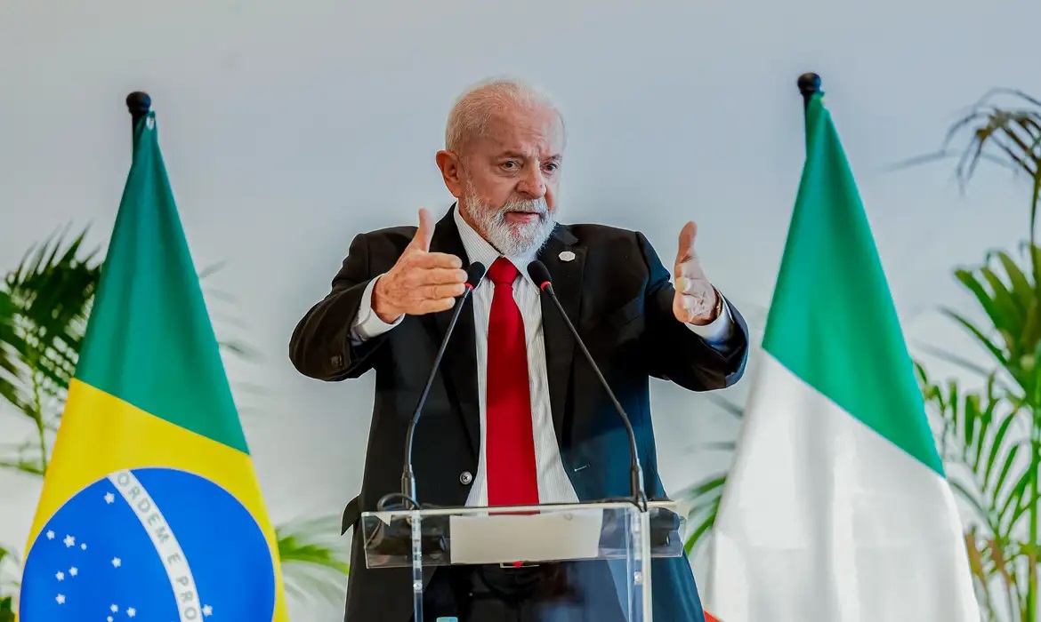 presidente Luiz Inácio Lula da Silva (PT) fazendo joia com as mãos e falando