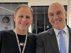Eduardo Tagliaferro e o ministro Alexandre de Moraes sorrindo lado a lado e olhando para a câmera